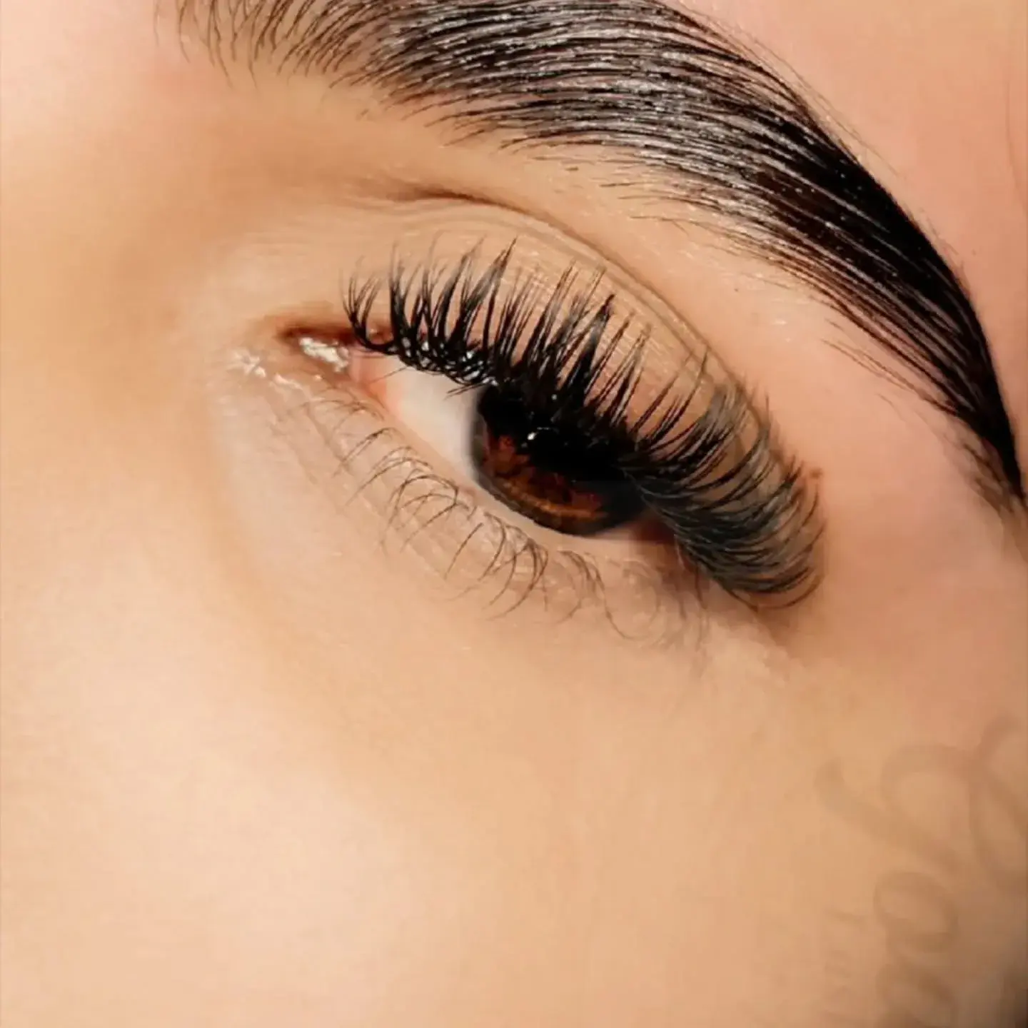 Resultado real de extensiones Strip Lash realizado en Goddess Lash Room